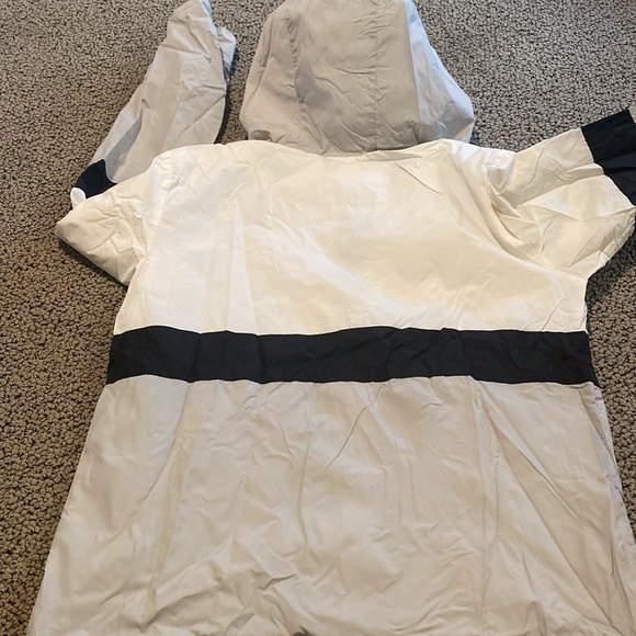 Lightweight Zip Up Windbreaker Jacket Size Medium in Like New Condition - Picture 7 of 8